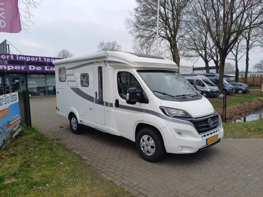 43  Luxe compacte Hymer B504 met enkele bedden 150pk!