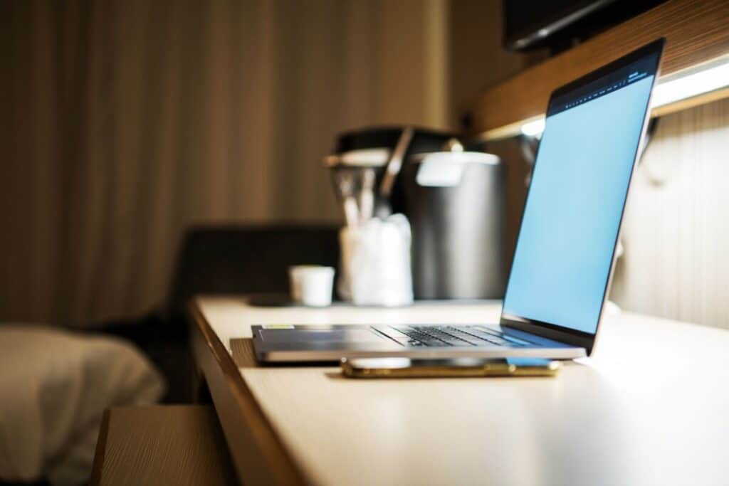 een computer op een bureau in een camper | Camper Deluxe